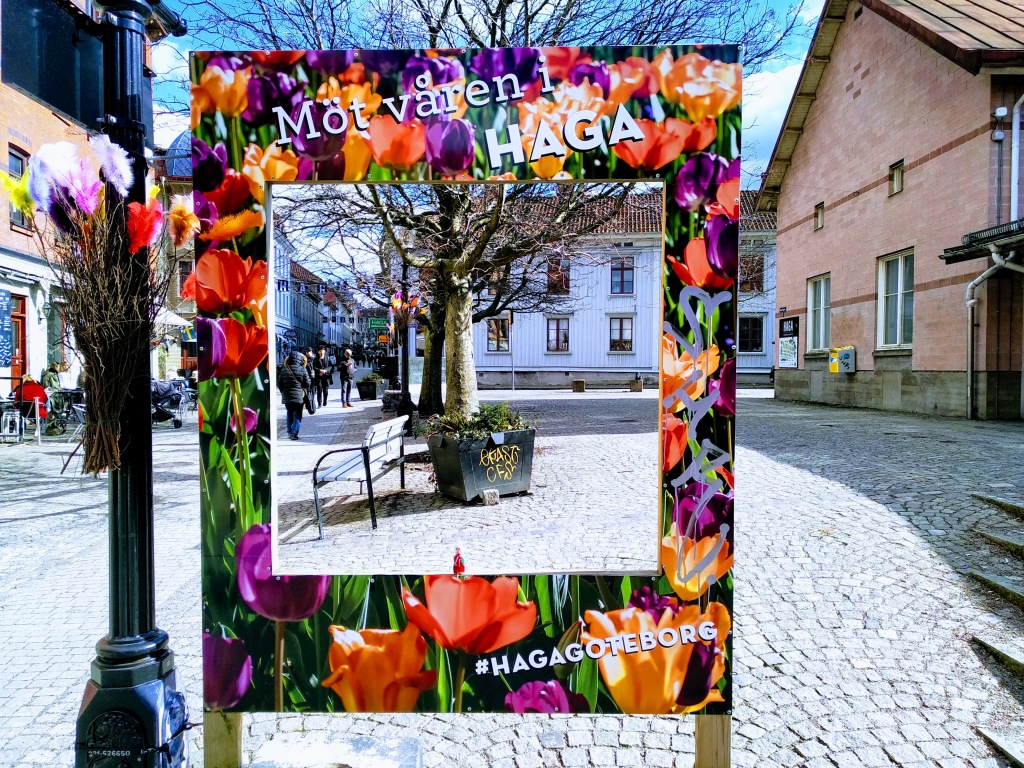 Puppet poses in a colourful selfie photo frame with the hastag #HagaGoteborg