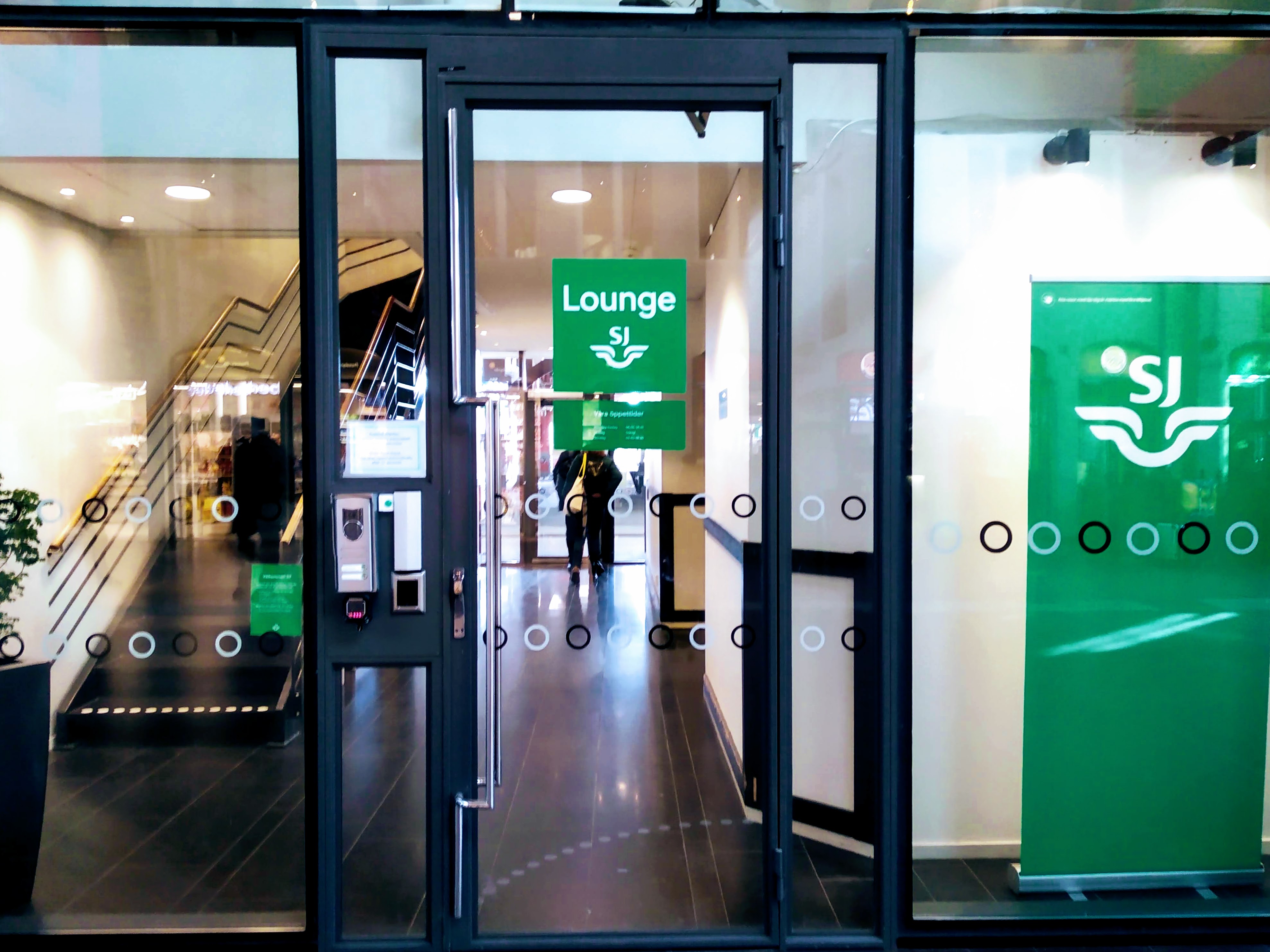 A photograph of the door to the SJ Lounge in Göteborgs Centralstation.