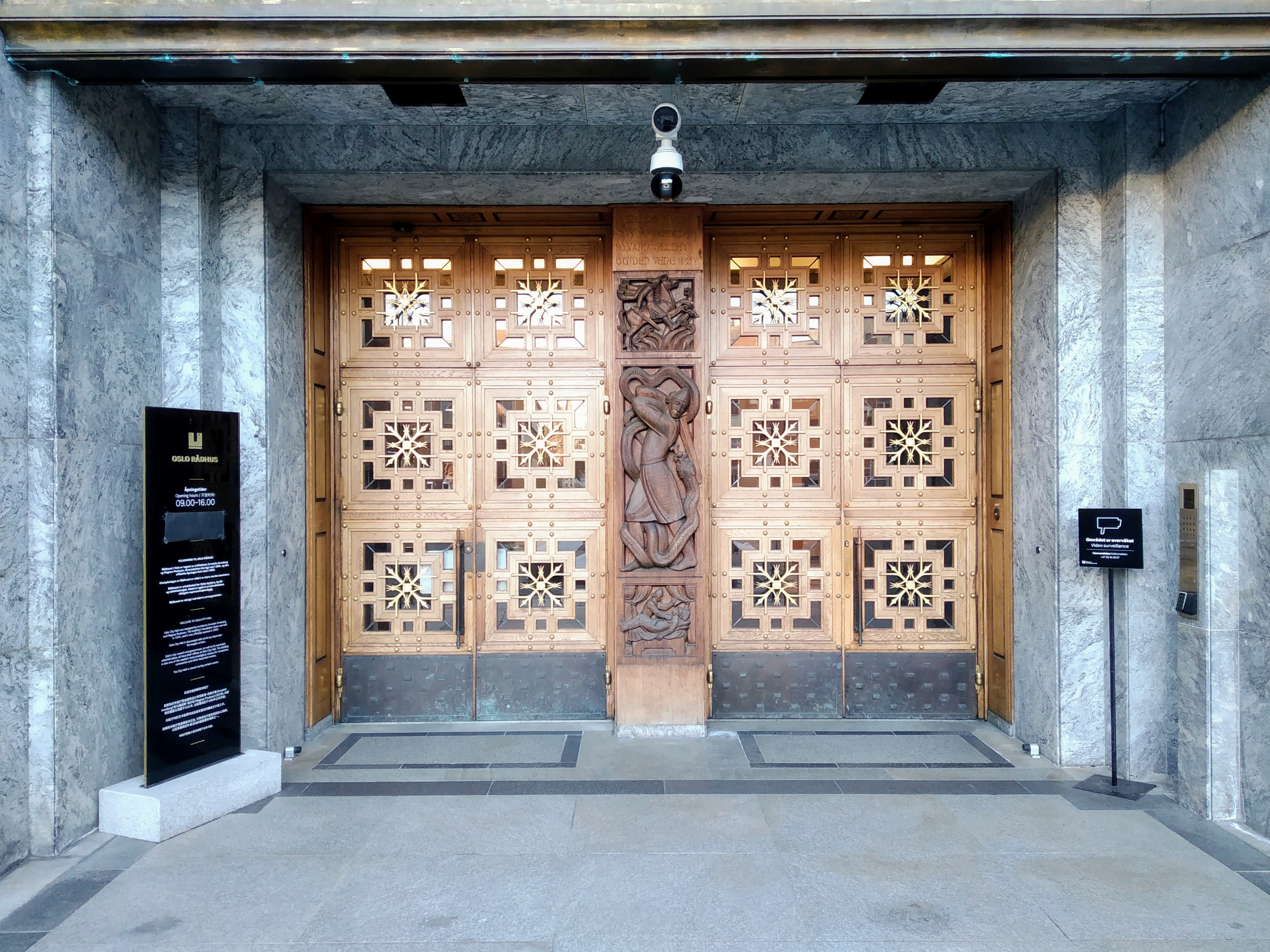 Photograph of the doors of Oslo City Hall.