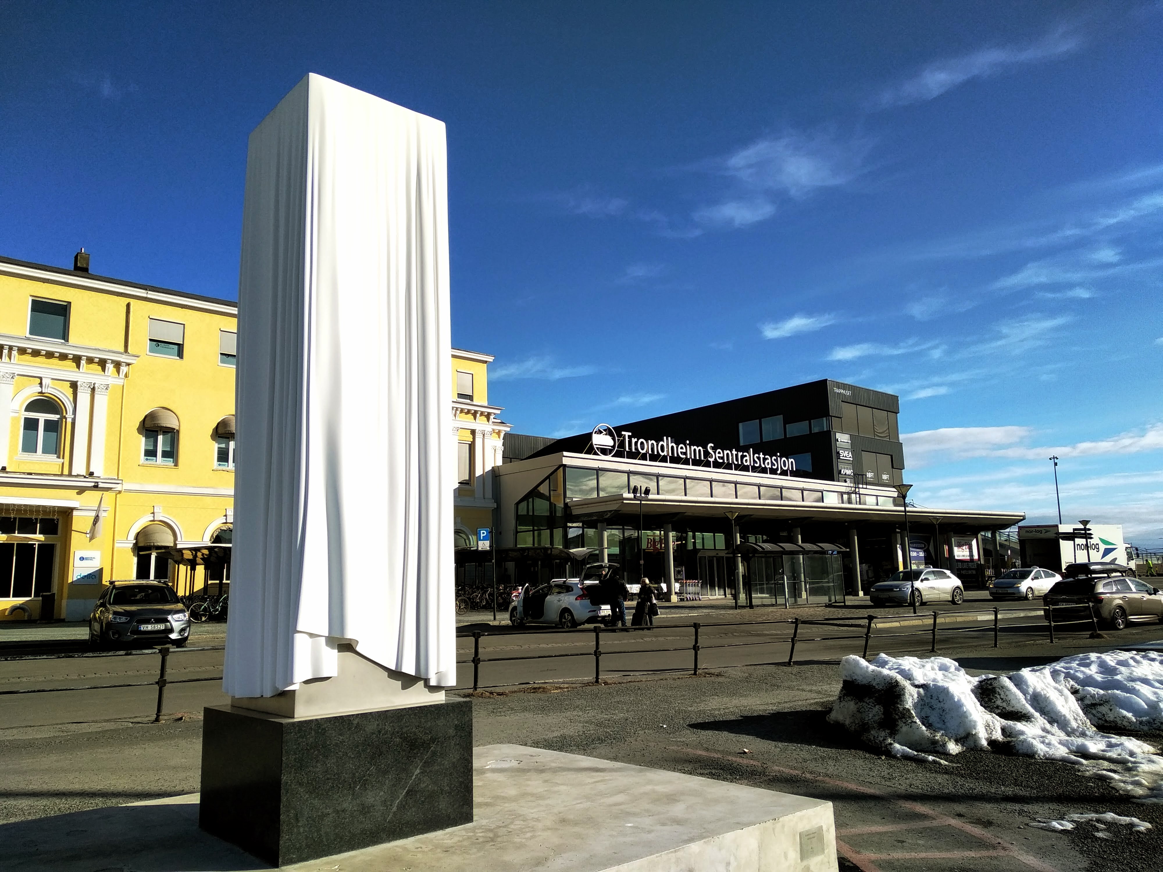 A photograph of Trondheim Sentralstasjon showing old and new parts of the station.