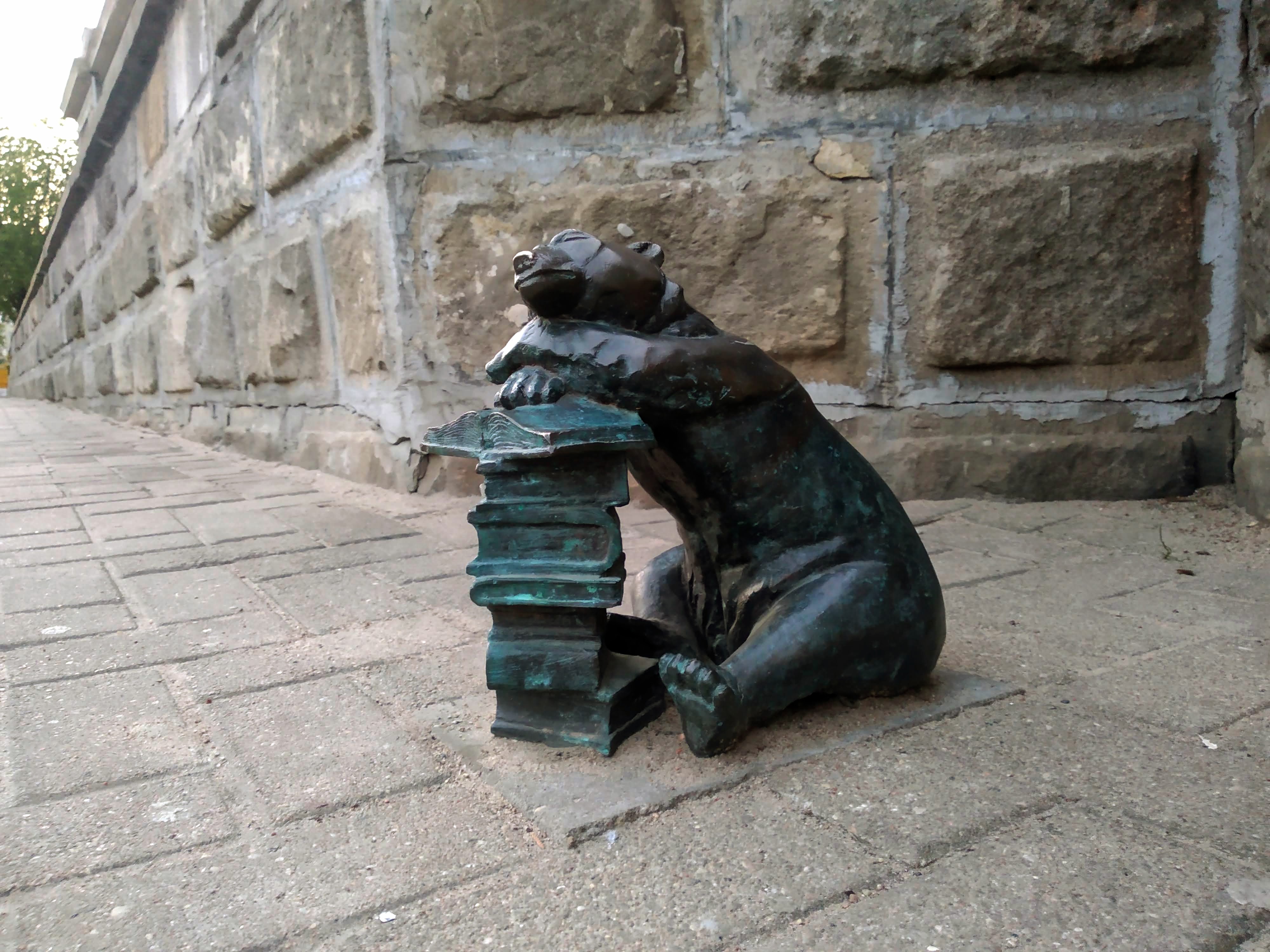 Photograph of a student bear figurine taken next to the steps of the University of Białystok's Philology faculty.