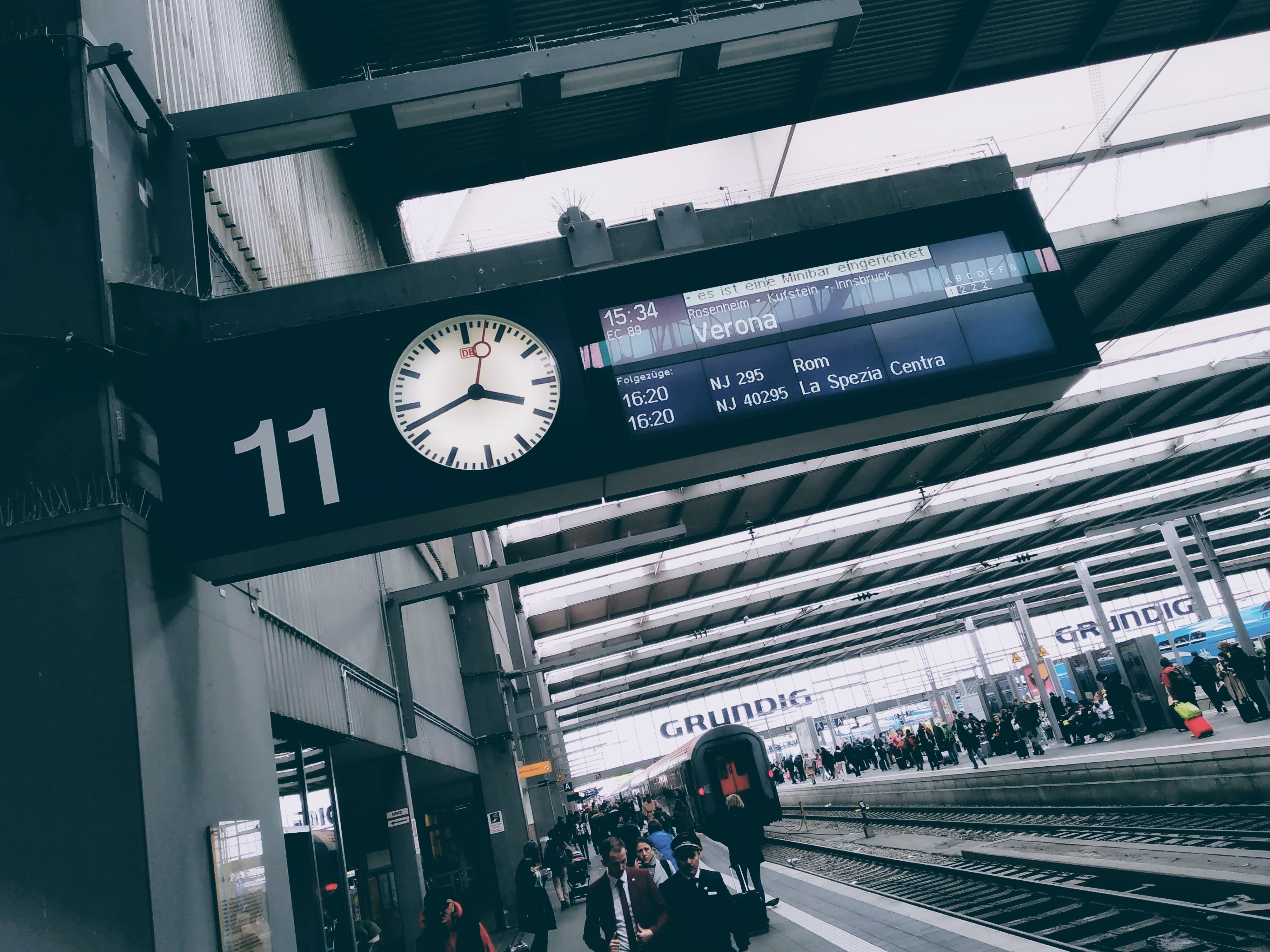 An information board shows details of the 15:34 EC 89 to Verona from Munich.  It is 15:42.