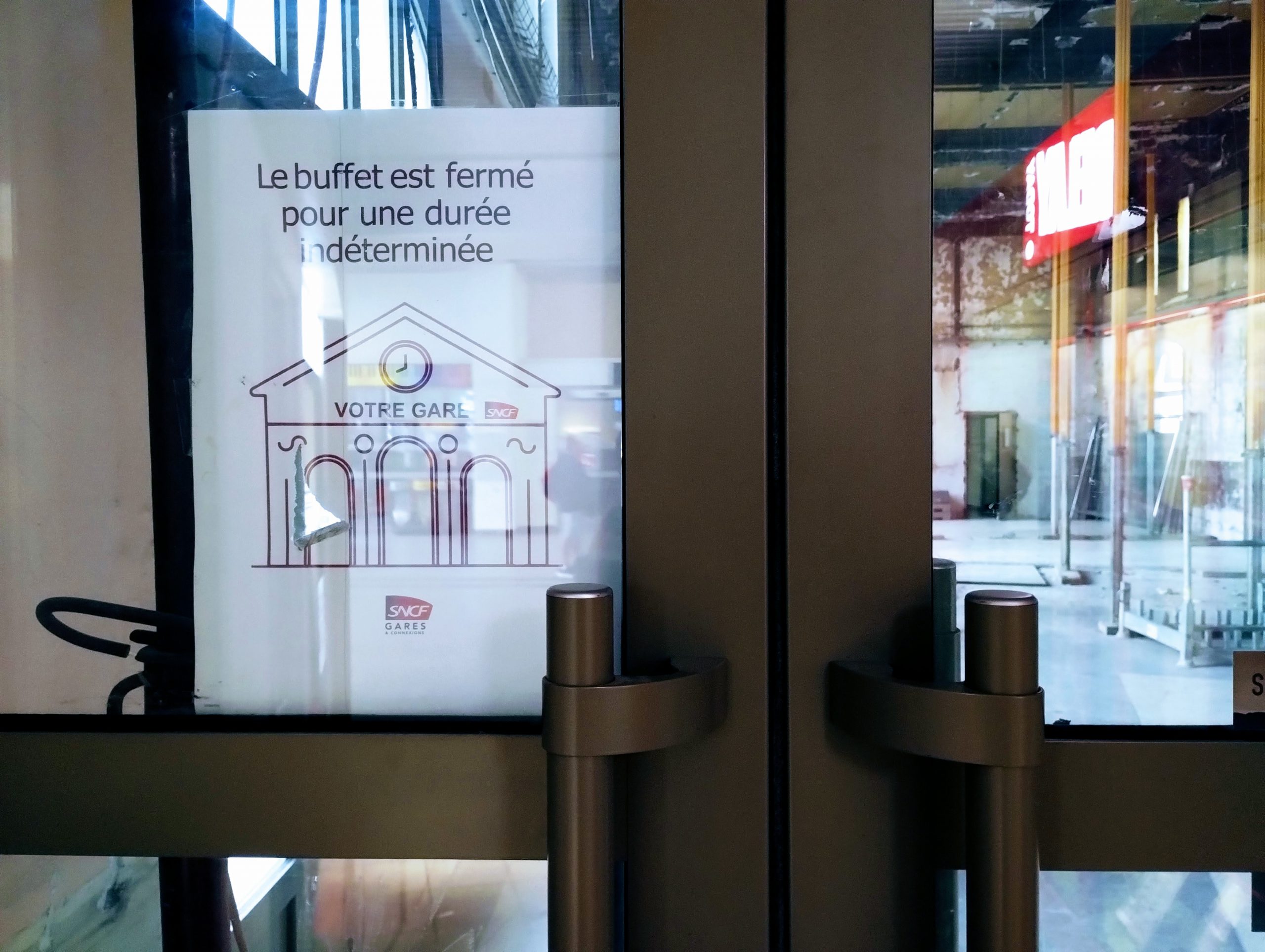 A notice in a door window at Périgueux train station reads "Le buffet est fermé pour une durée indéterminée"