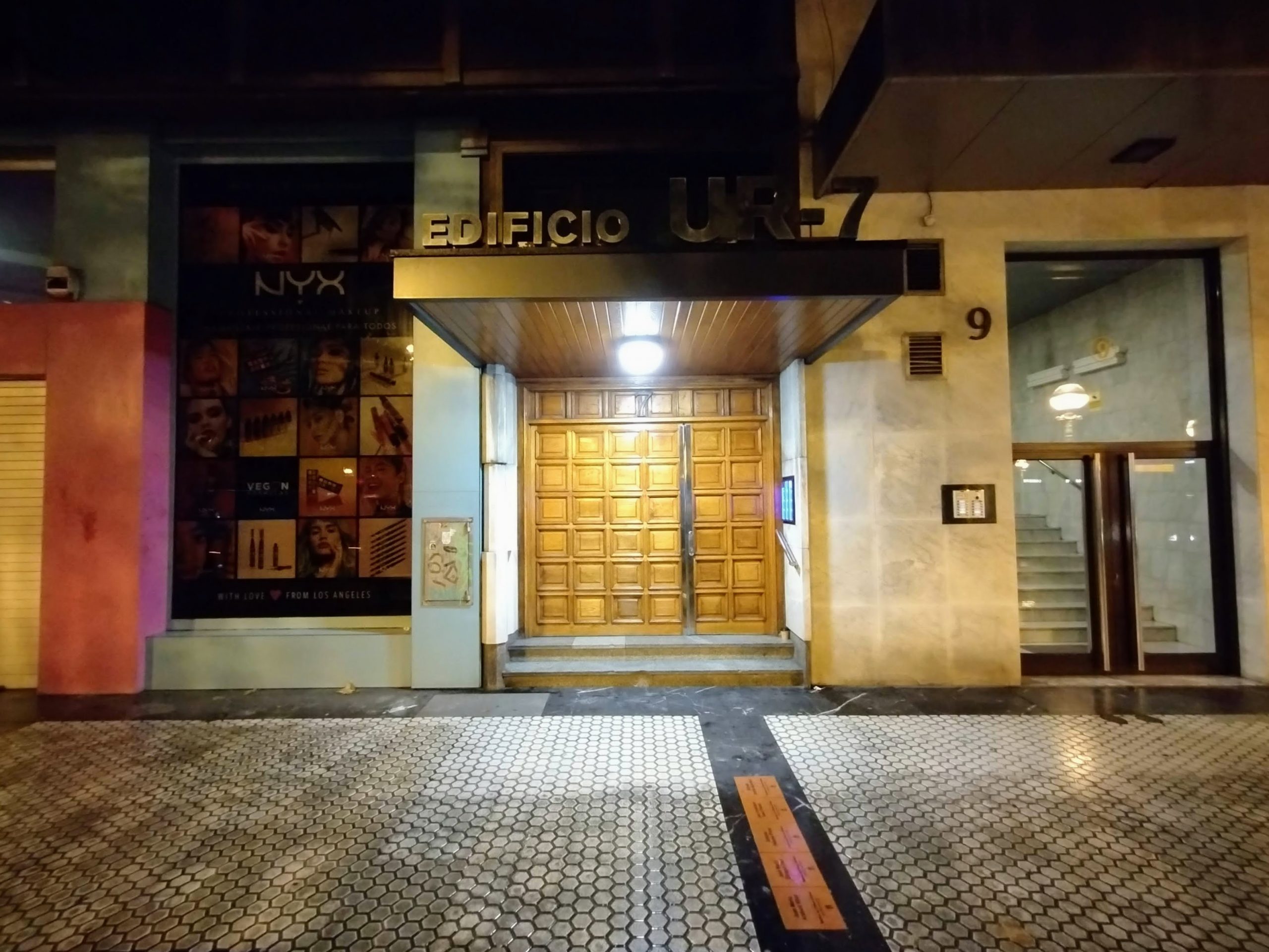 The wooden door of Edificio UK-7