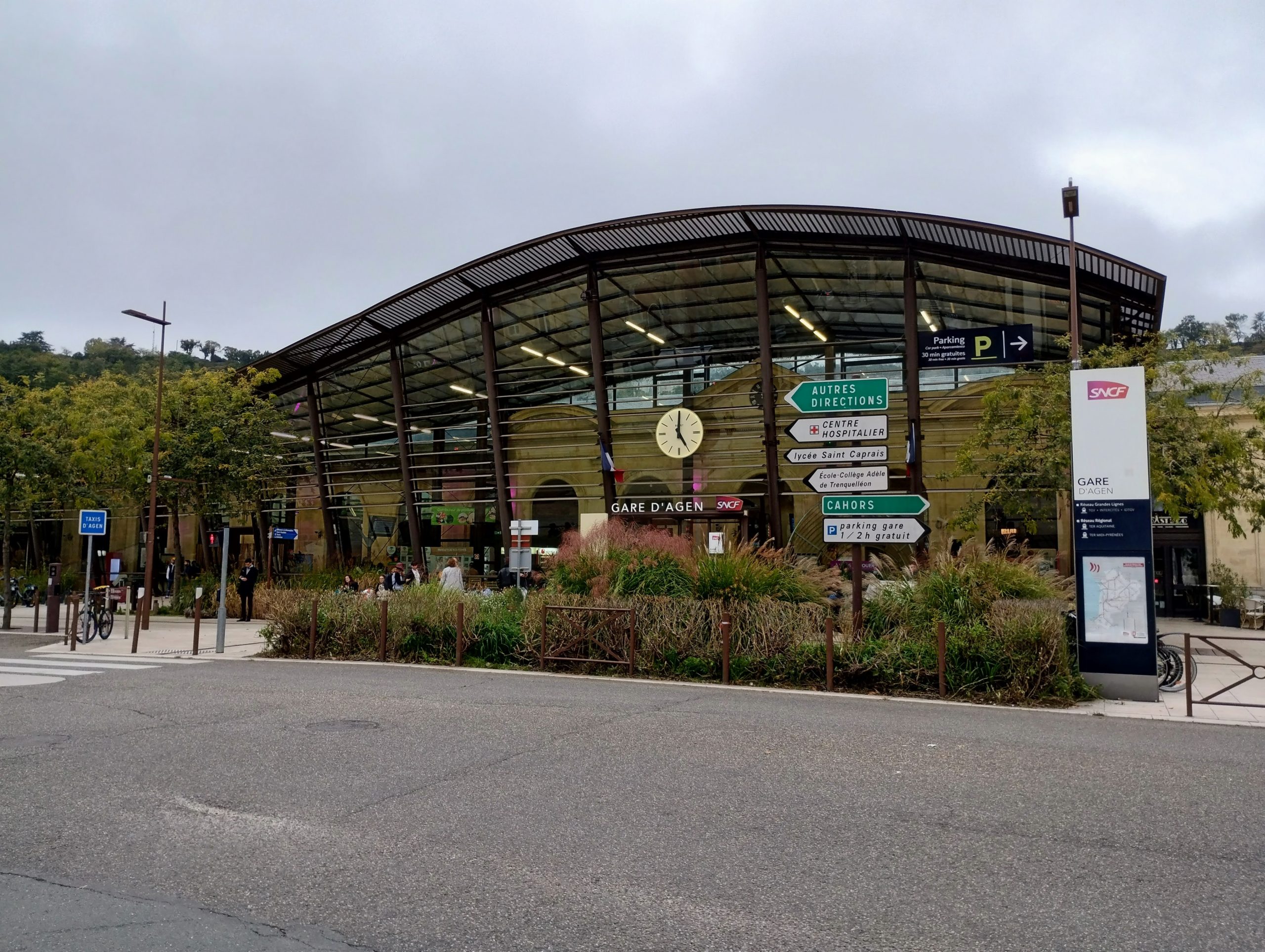 The front of the station and glass canopy of the Gare d'Agen.
