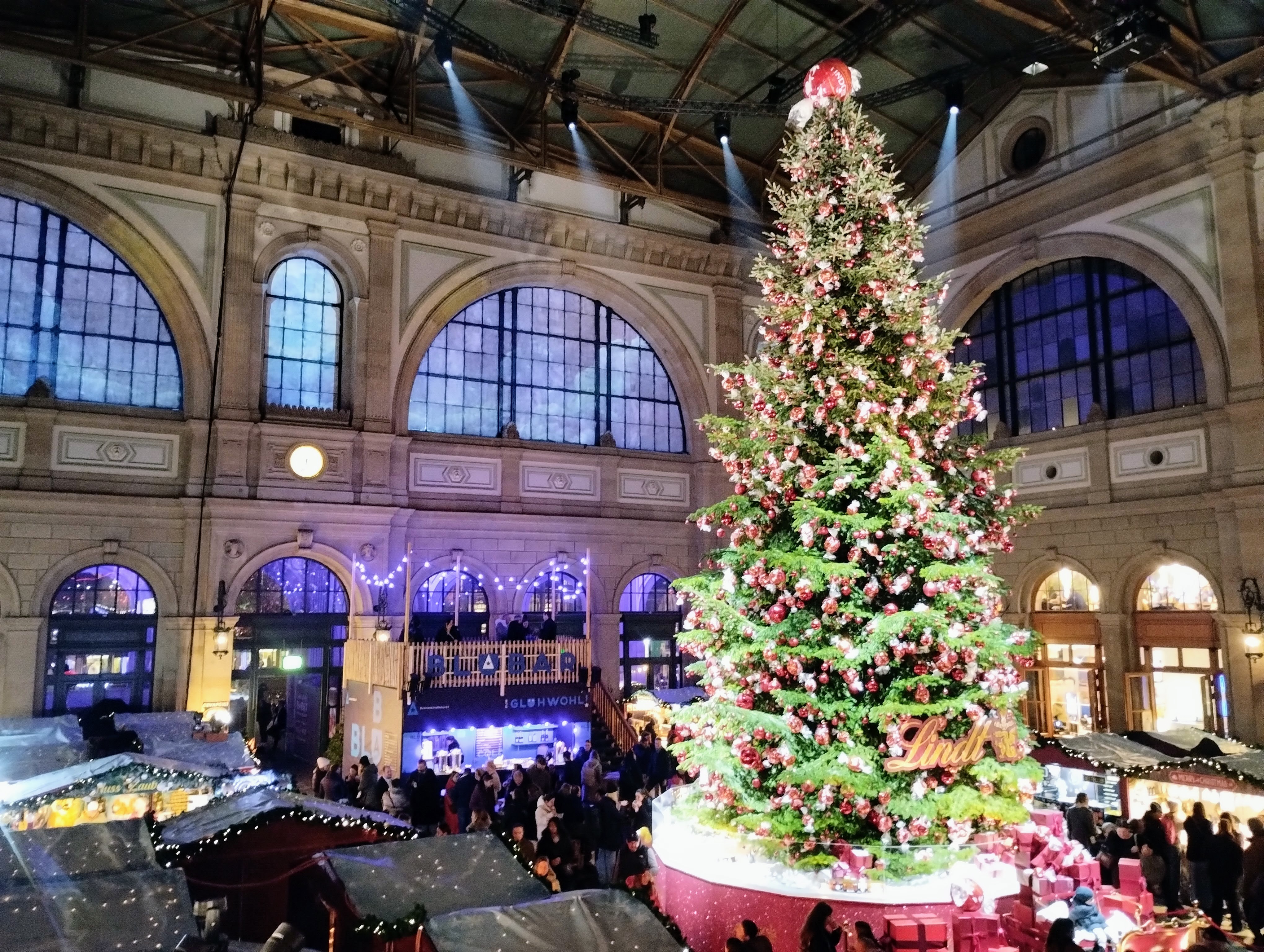A Christmas tree and market in the main hall of Zürich HBF.