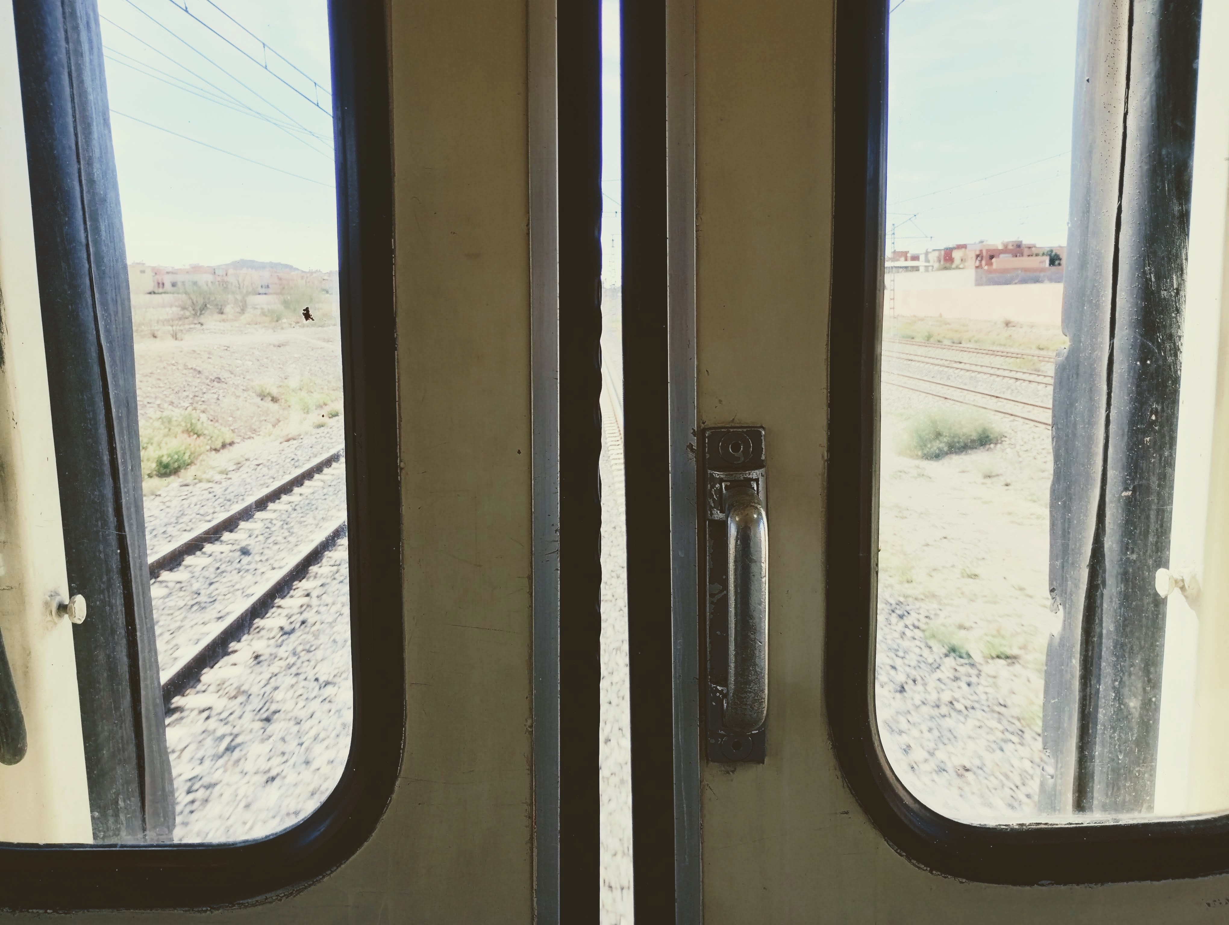 The gap between the two rear doors of an ONCF passenger carriage.