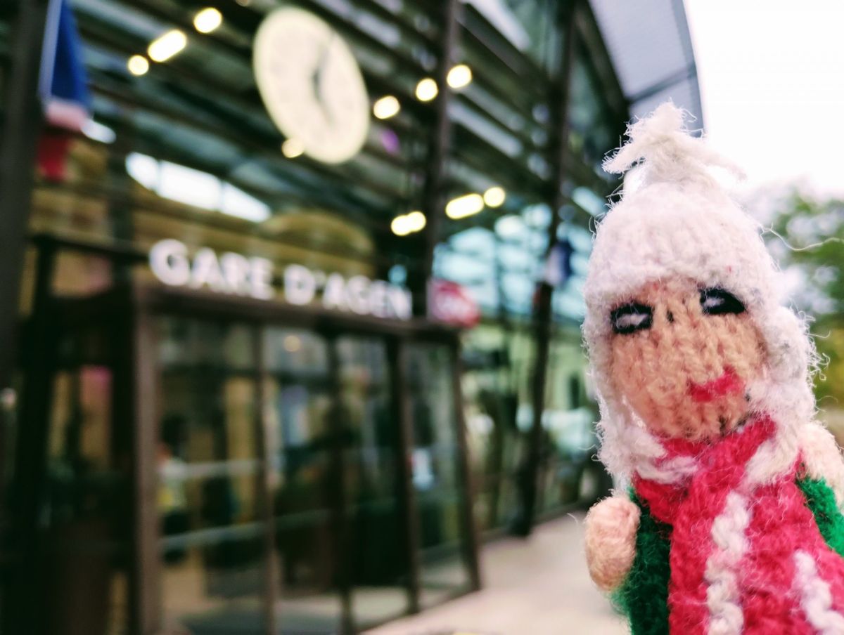 Coquettish finger puppet outside the Gare d'Agen