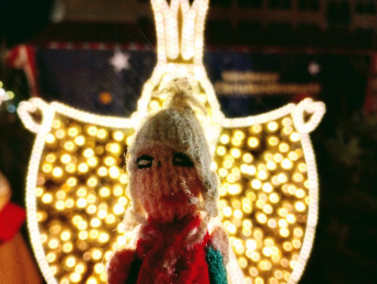 A blessed puppet of fingerness stands in front of an illuminated wise king.