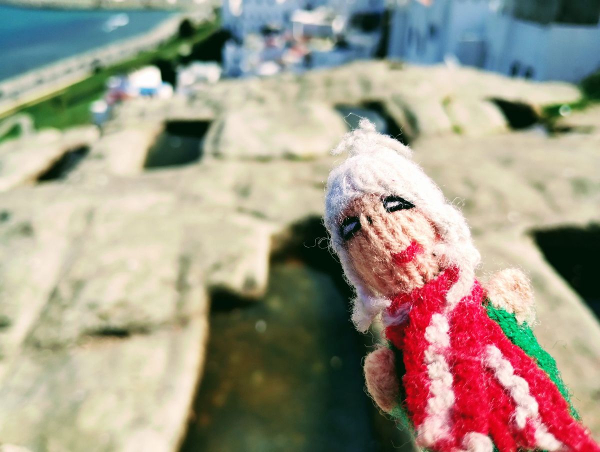 Overly-excited finger puppet examining a Punico-Lybian necropolis