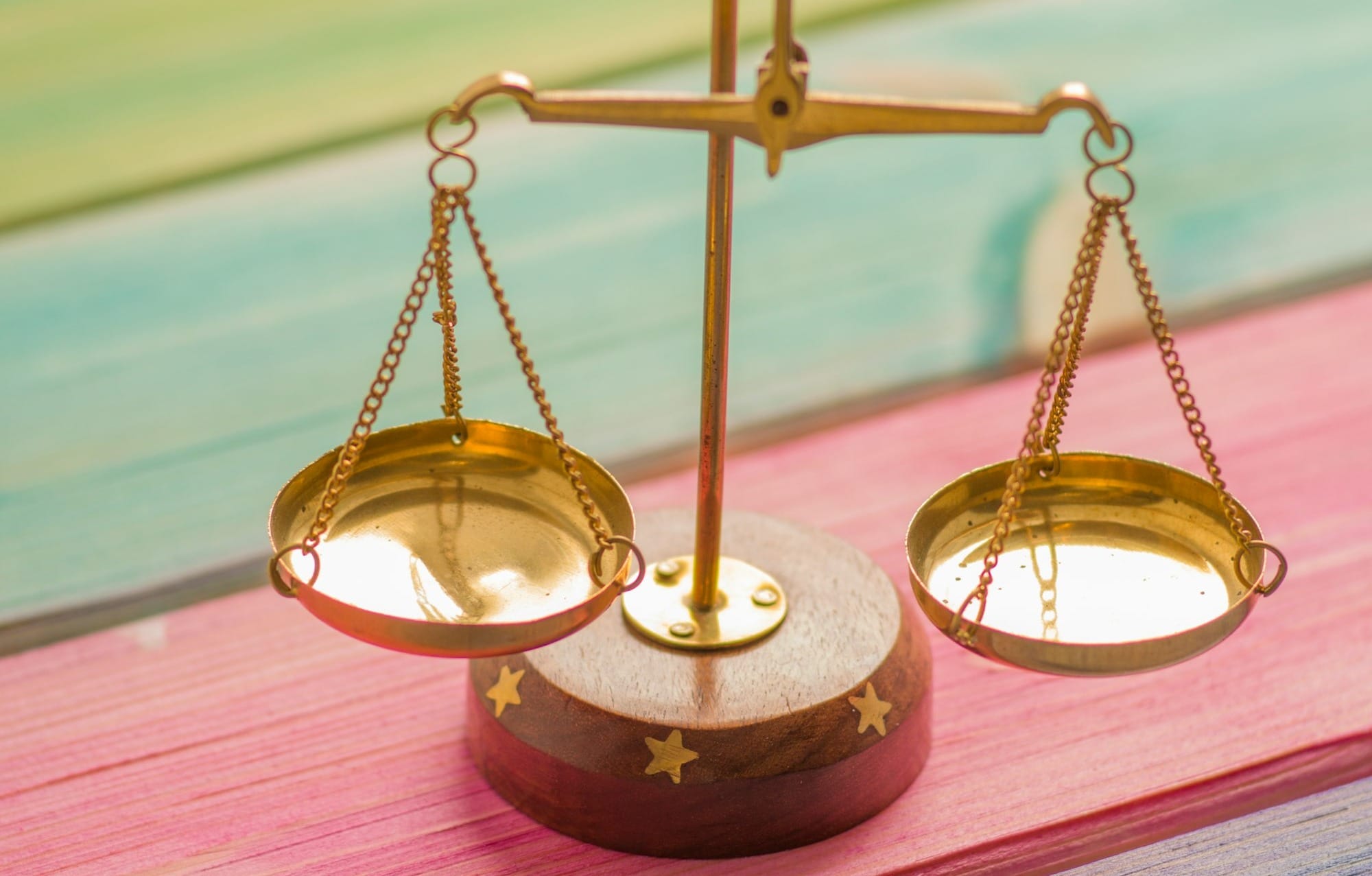 gold and silver round frame magnifying glass