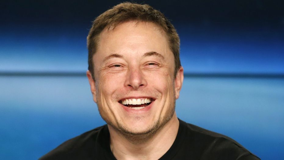 🛬 UPPDATERAD Elon Musk landade i Sverige ikväll - Teslafans mötte vid Skavsta
