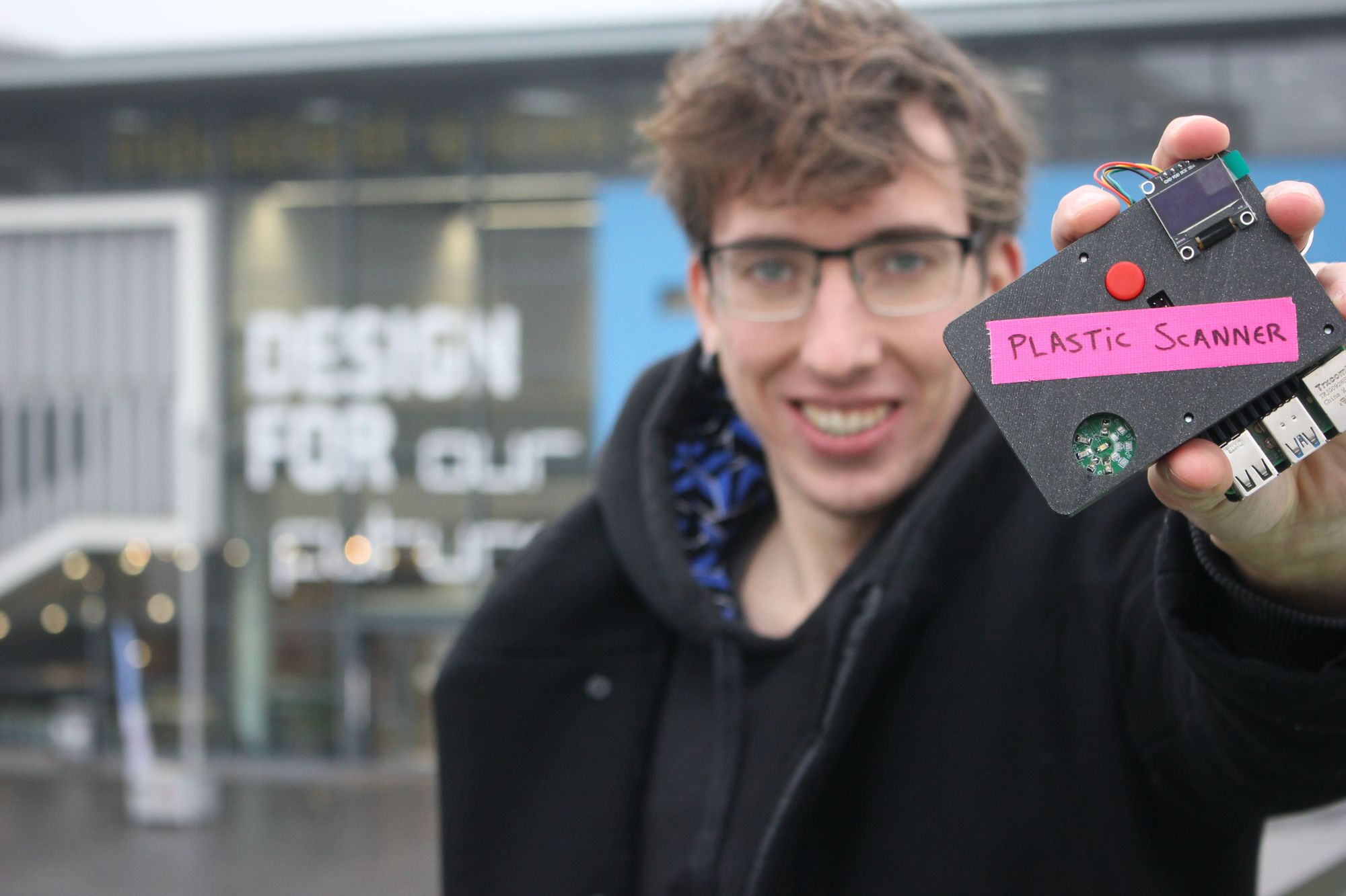 Uppfinnaren Jerry de Vos med en prototyp av handskannern som ska göra det enklare att sortera plastförpackningar pÄ rÀtt sÀtt.