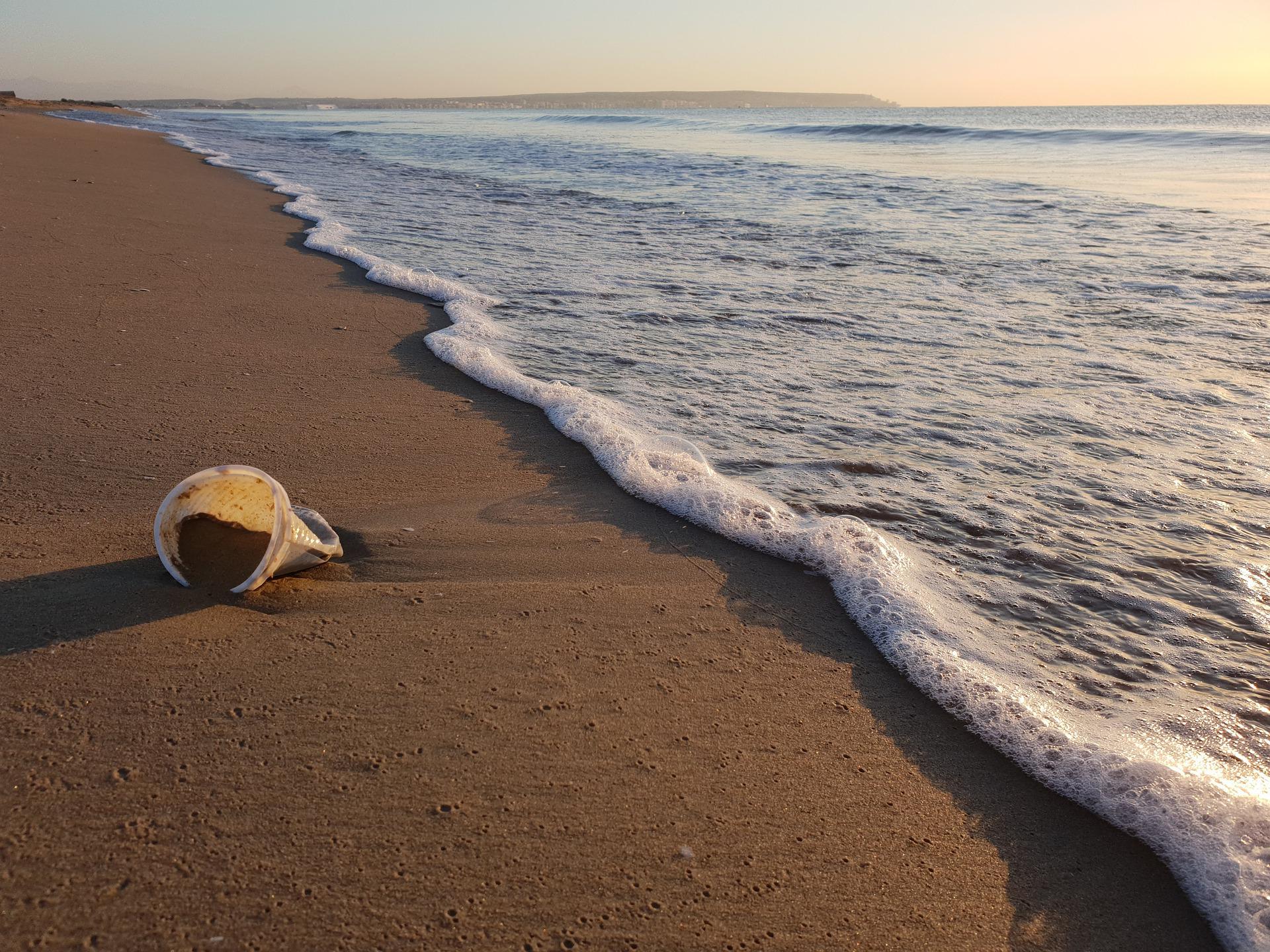 🥤 Plastskräpet på stränderna i Australien har minskat med nästan en tredjedel