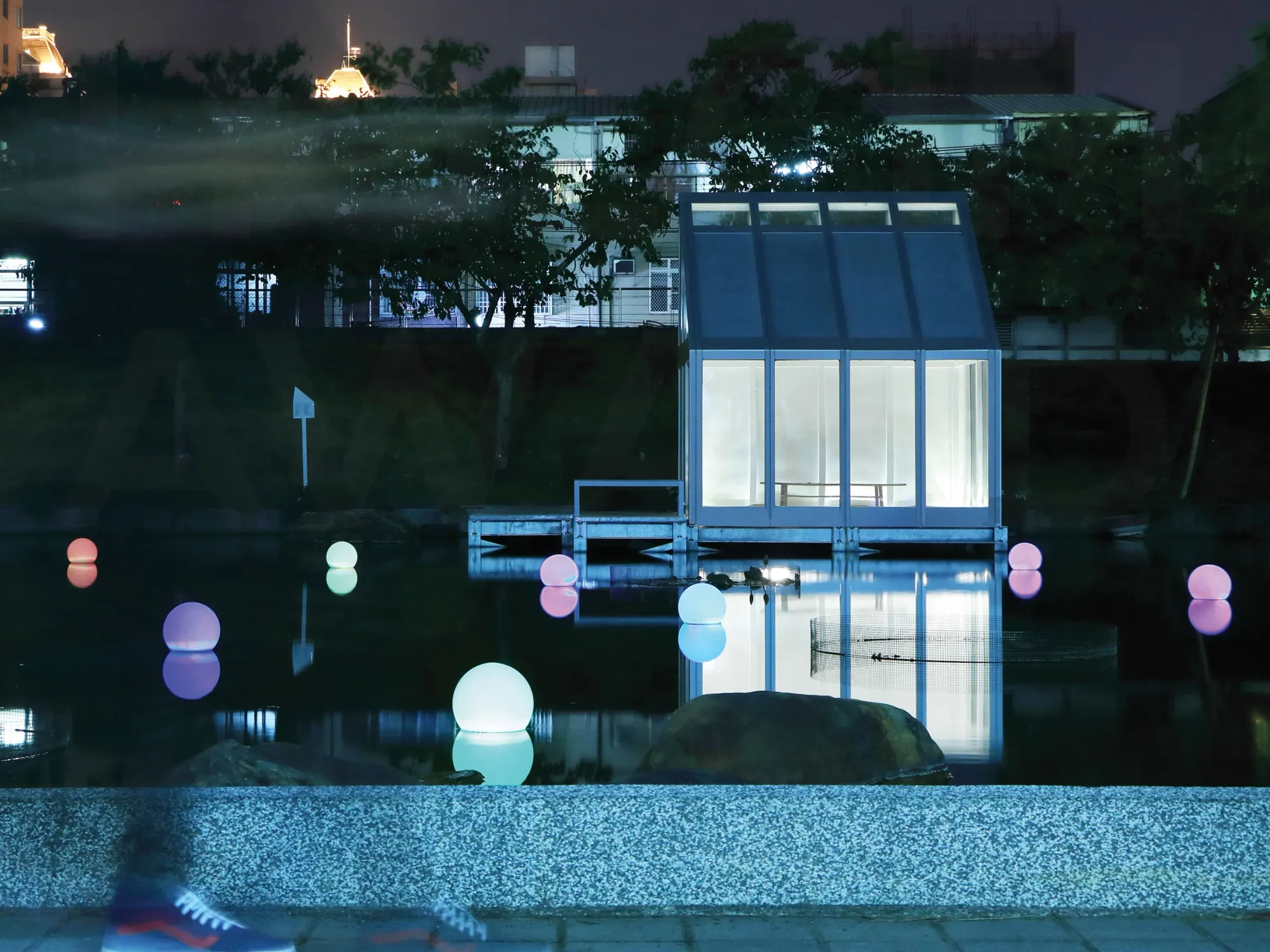 🪟 Vattenfyllda fönster använder solljus för att värma och kyla byggnader