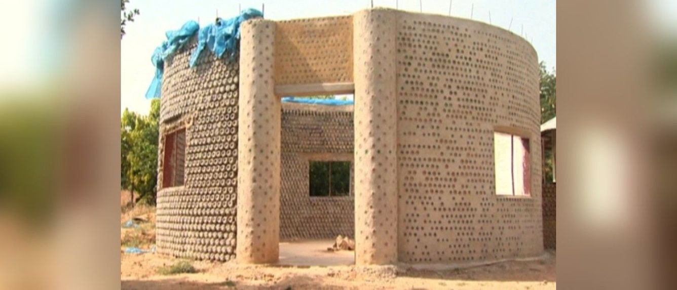 🏠 Hus i Nigeria byggs av plastflaskor