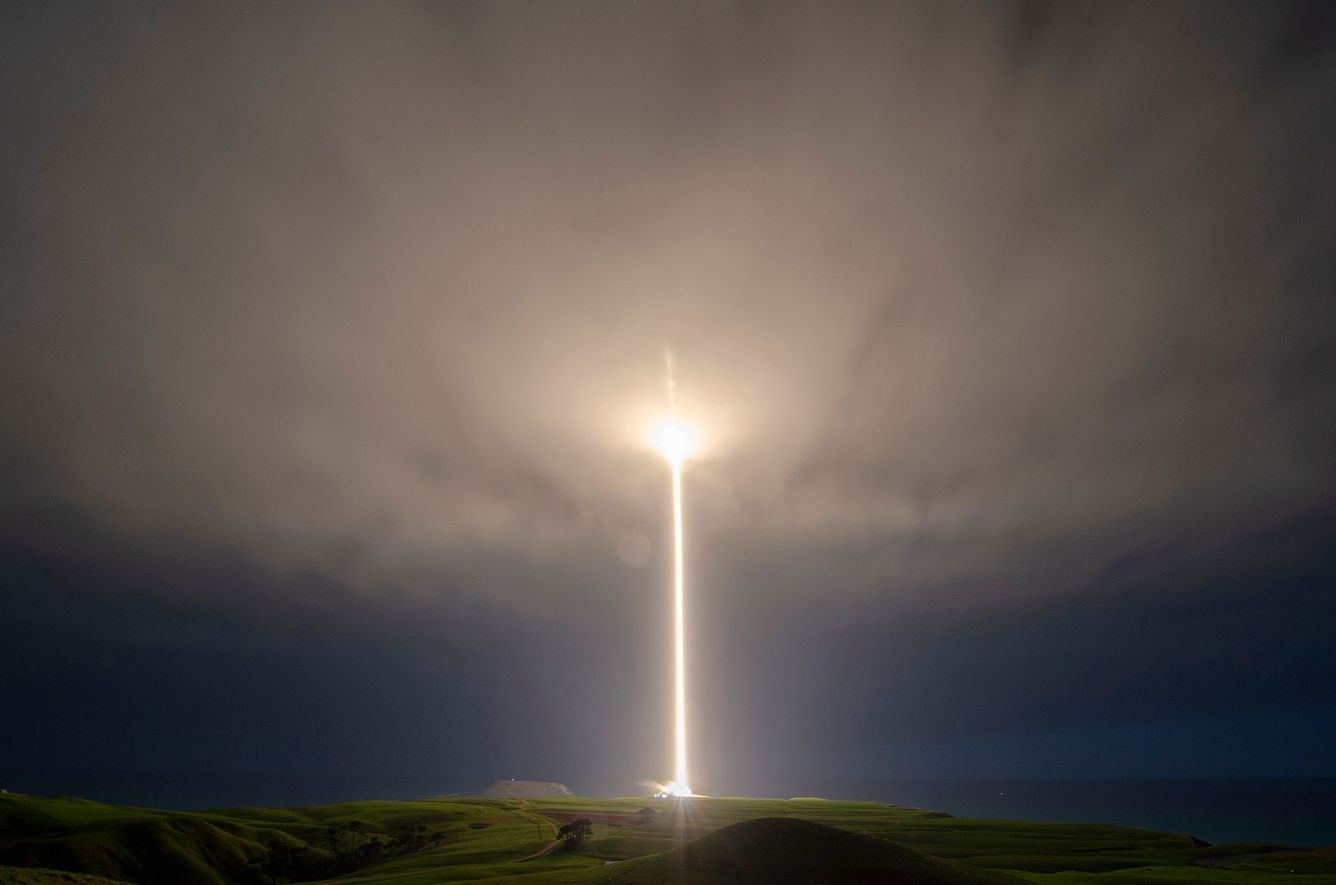 🚁 Rocket Lab fångar fallande raketsteg med helikopter