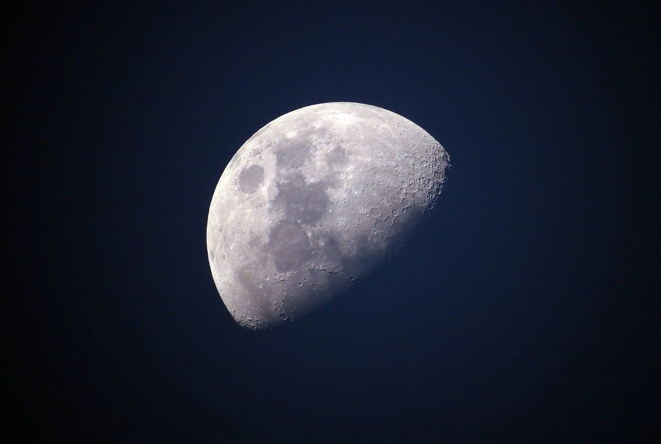 🌑 Månen har tillräckligt med syre för en jättekoloni