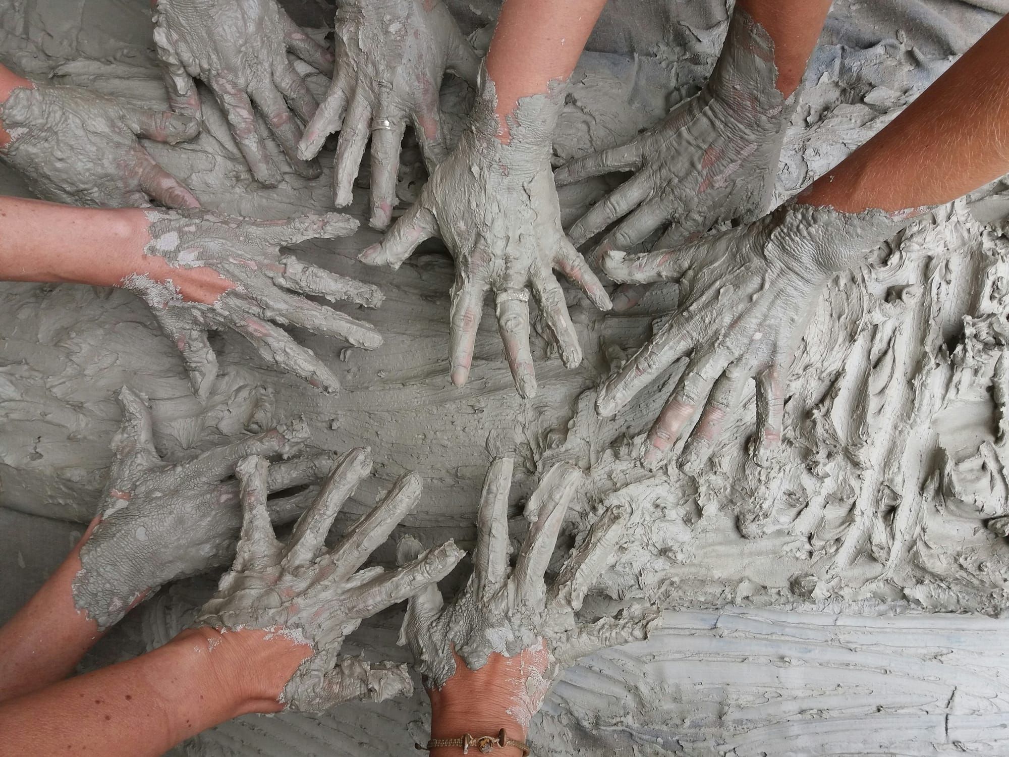 Team building solidaire : 15 activités pour booster la cohésion des équipes