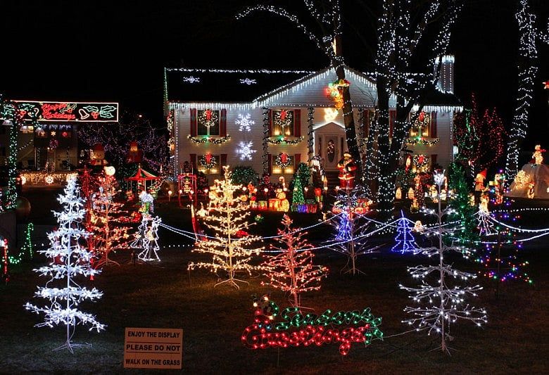 Christmas display shows Santa’s disapproval of terror group