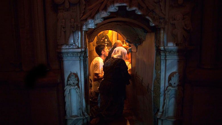 In sign of unity, Christians renovate Christ’s tomb together