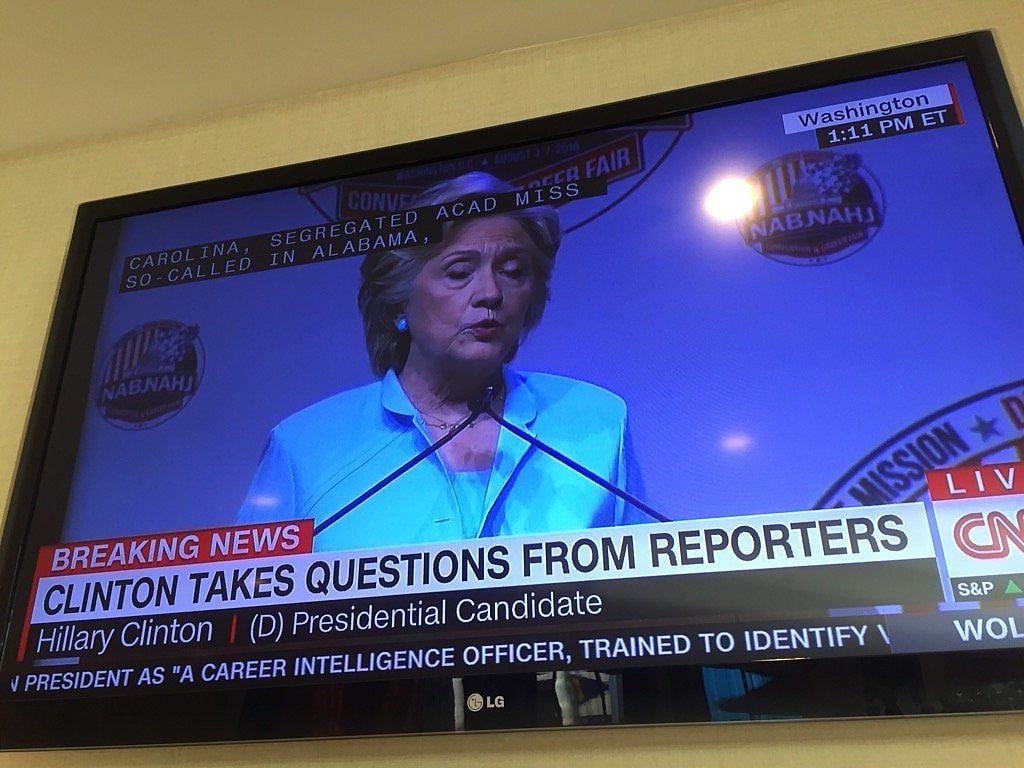 Clinton cheered at first press conference of 2016