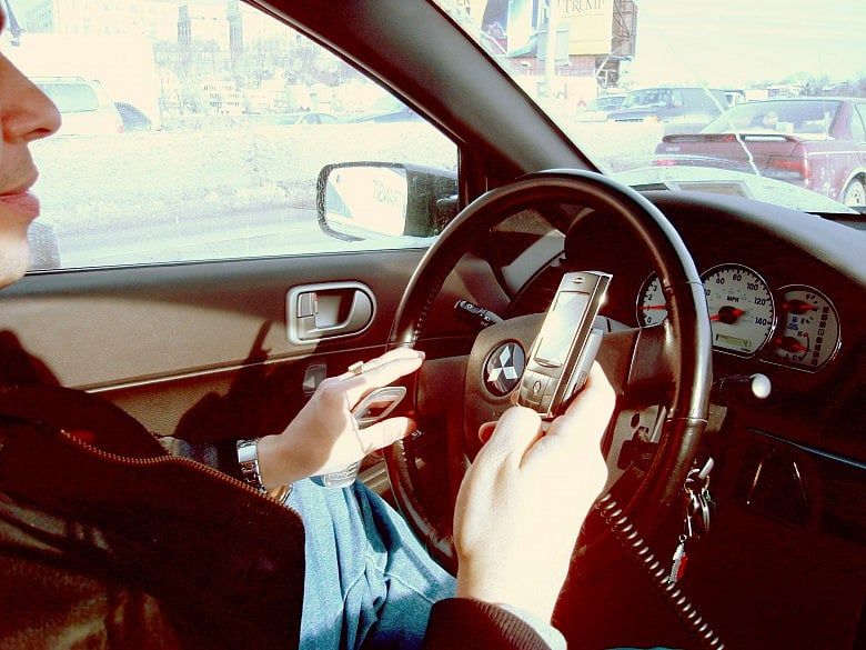 Hands-free phone measure advances in Massachusetts House