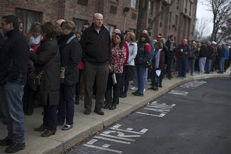 Trump rallies NH supporters as Iowans prepare to caucus