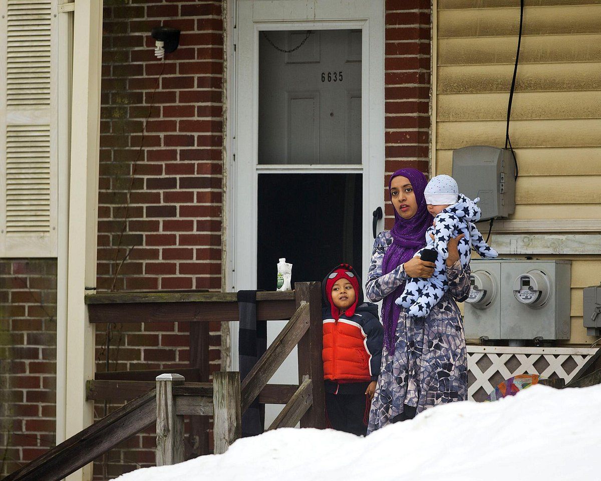 Obama visits mosque tied to controversial imams