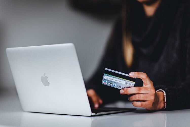 Massachusetts Retailers Expect Flat Spending This Christmas