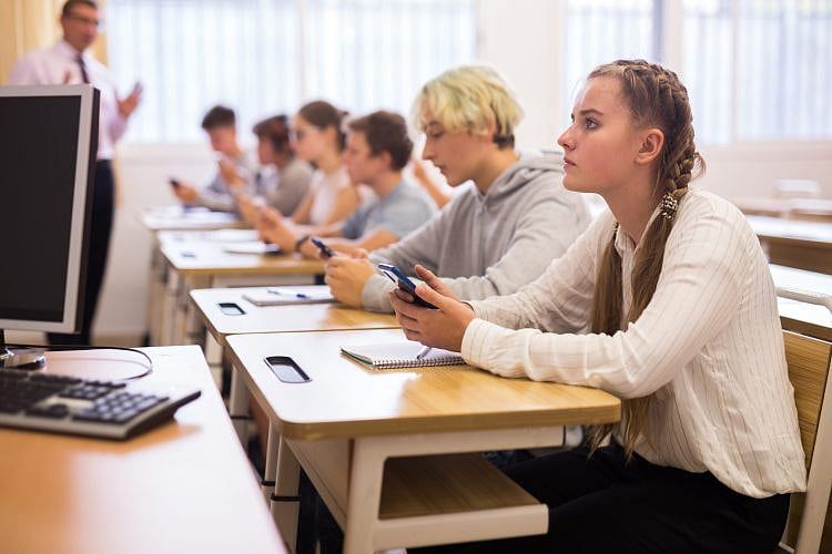 Dartmouth High School Cracking Down On Cell Phones