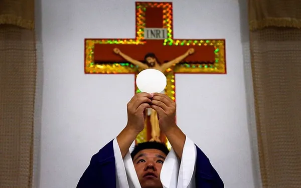 Chinese Christians detained after refusing to take down cross