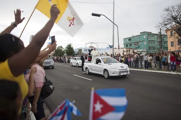 Two Cuban dissidents say they were detained on way to see pope