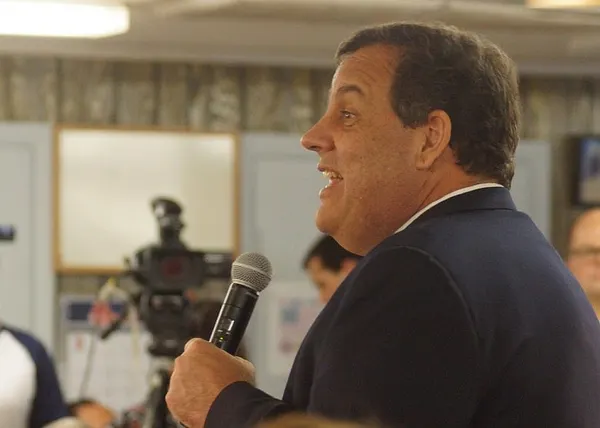 In New Hampshire, Christie touts role as prosecutor, tears into Cruz, Paul and Rubio
