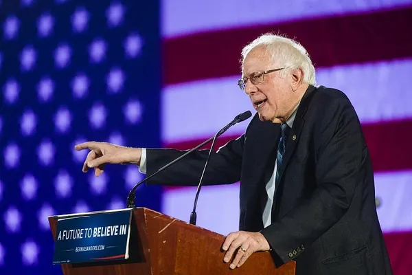 Warren praises Sanders’ attacks on Wall St. banks