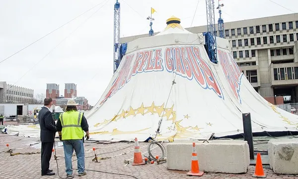Big Apple Circus sets up on City Hall plaza
