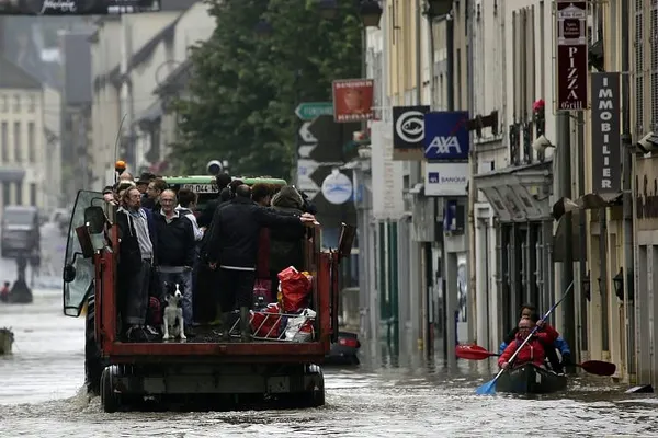Louvre, Orsay museums close as Seine overflows in Paris