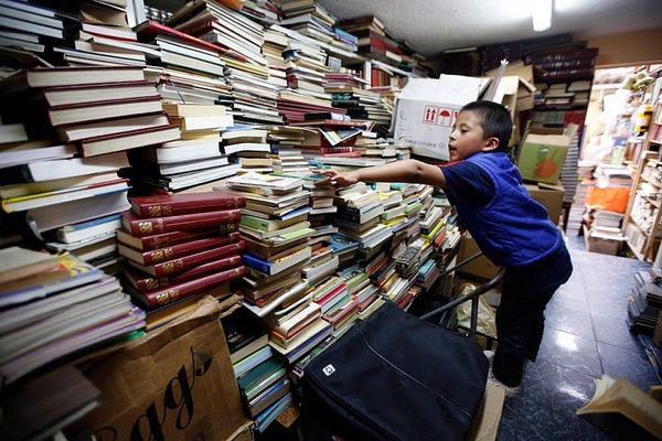 Colombian garbage collector rescues books for children