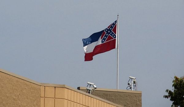 Ole Miss removes Mississippi flag with Confederate emblem