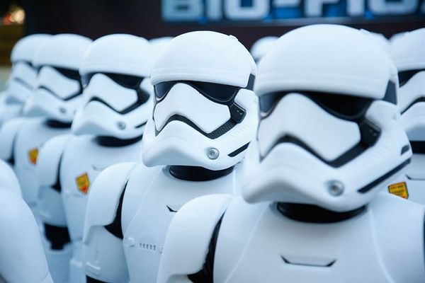 ‘Star Wars’ thrills fans, sets records (no spoilers)
