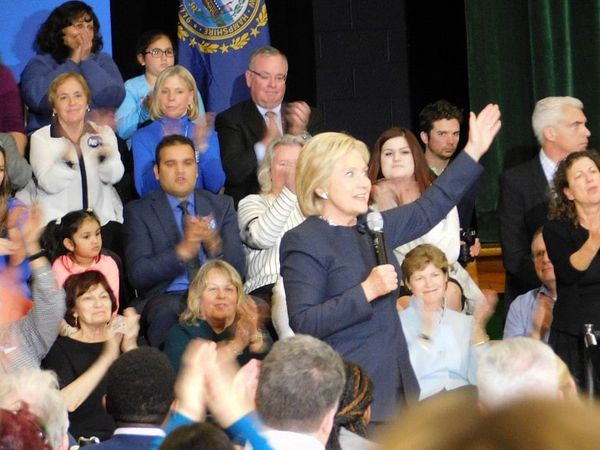 Clinton woos voters in bid to revive NH momentum