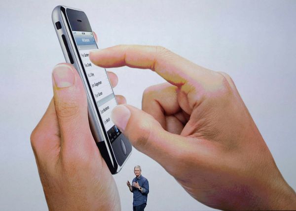 Apple battle deepens with FBI over iPhone encryption