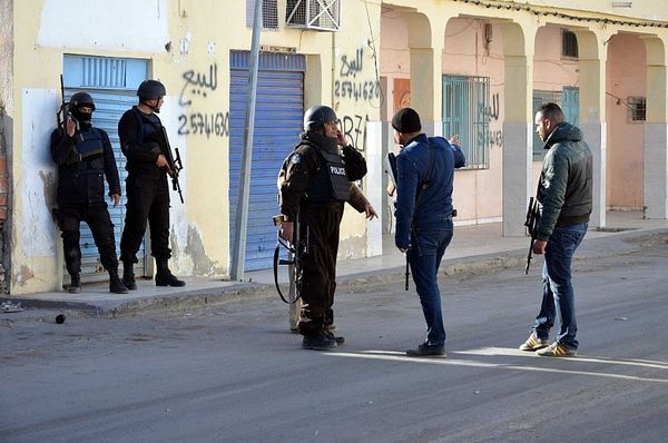 Tunisia battles extremists near Libyan border