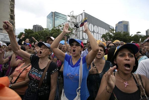 Venezuelans protest 2-day workweek for bureaucrats amid blackouts