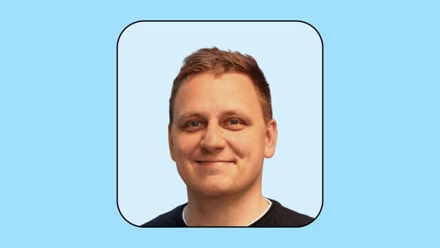 Tom Wesołowski's headshot on a light blue background.