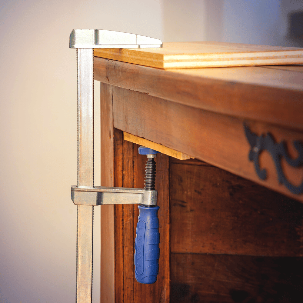 how long should wood glue dry before removing clamps