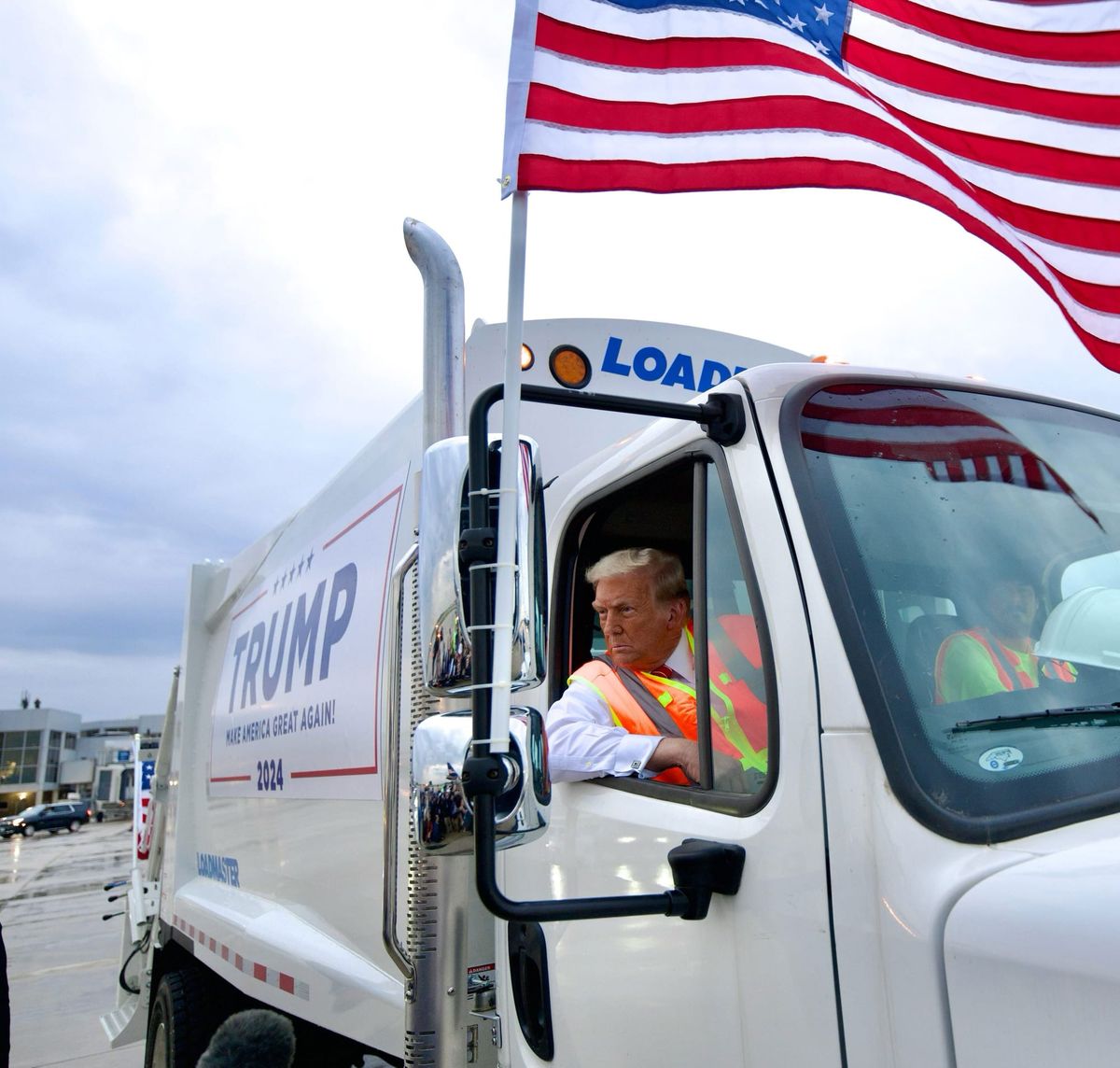 A custom garbage truck was waiting for Trump on the tarmac as he landed in Wisconsin. (Credit: @DanScavino on X)