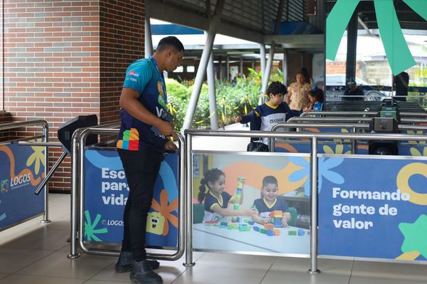Quem guarda as portas, protege sonhos: uma homenagem ao Porteiro Escolar