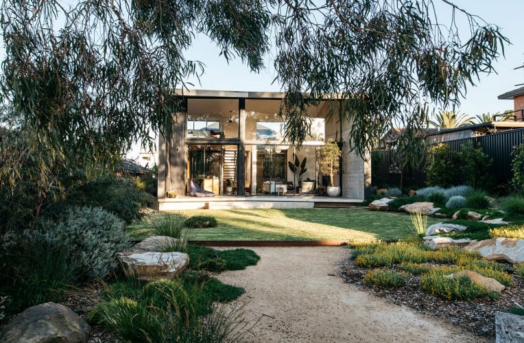 Modern backyard with integrated native landscape - Jessia Ann