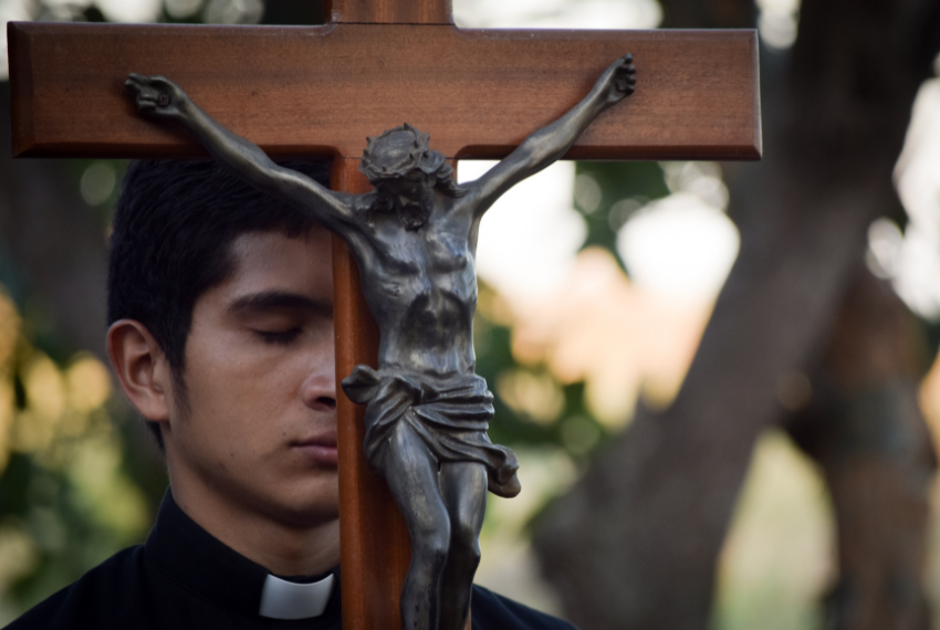 Sacerdote avverte su 8 Errori che possono “colpire" la Fede